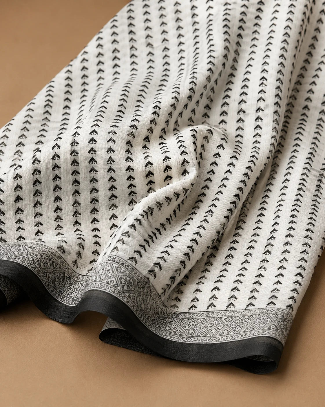 THE SAREE PROJECT WHITE BLACK TRIANGLE PRINT