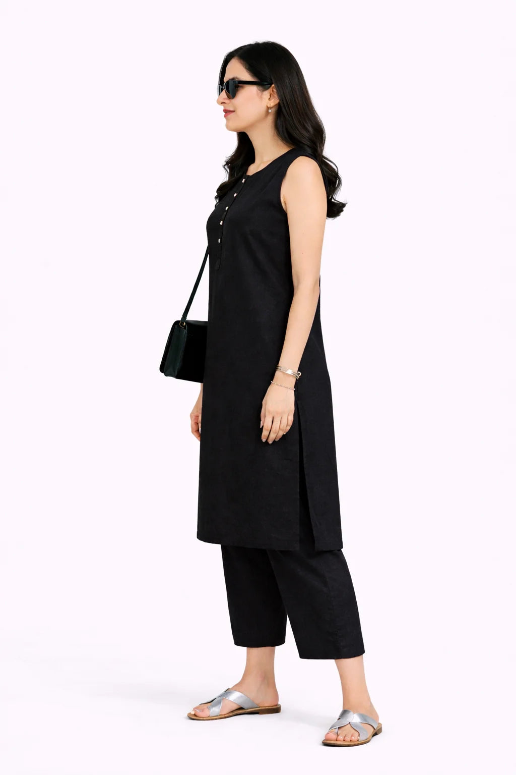 Effortless Black Sleeveless Straight Kurta